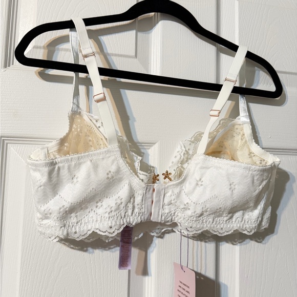 Lace Underwire Bra in White - SXF - Picture 2 of 14